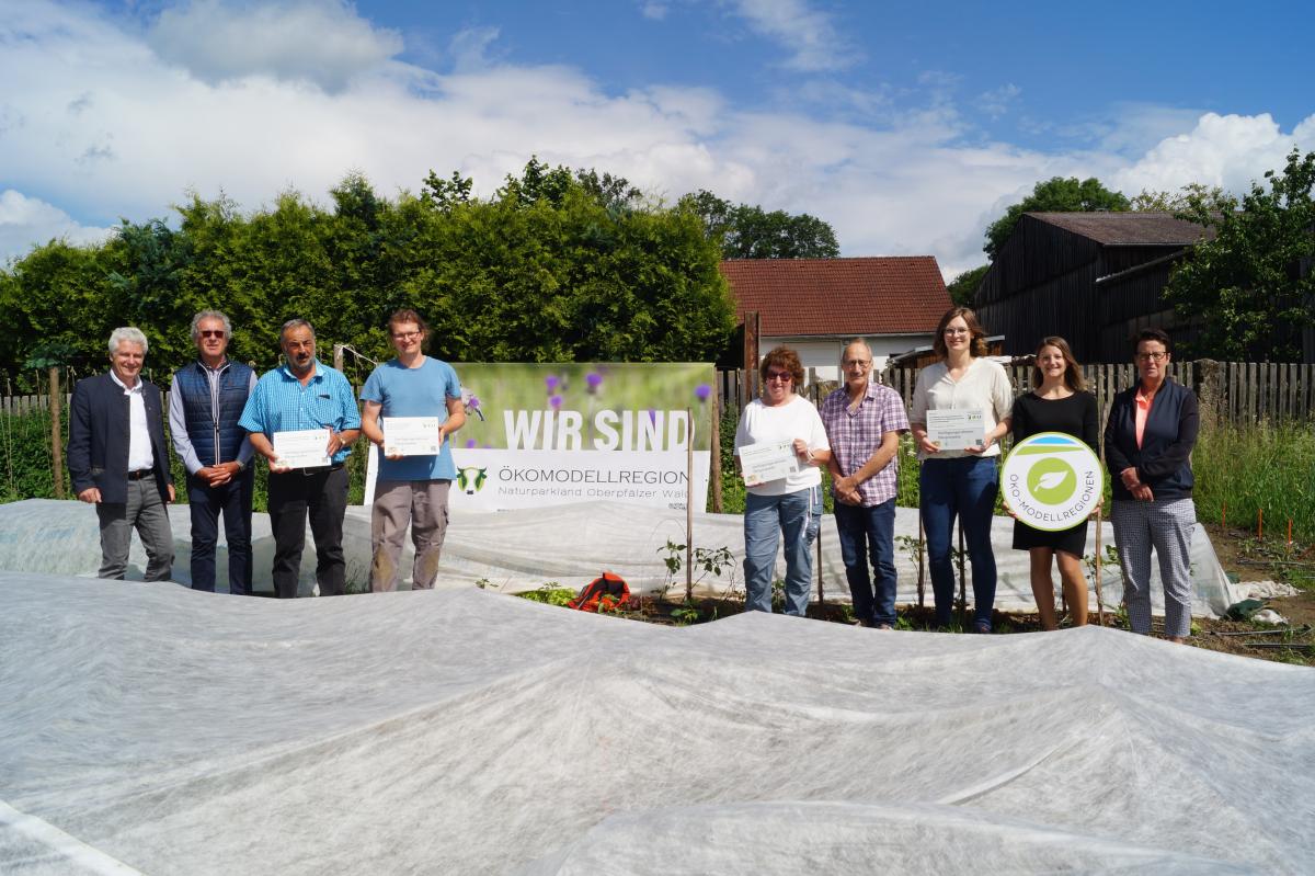 Gruppenbild bei der Förderschildübergabe