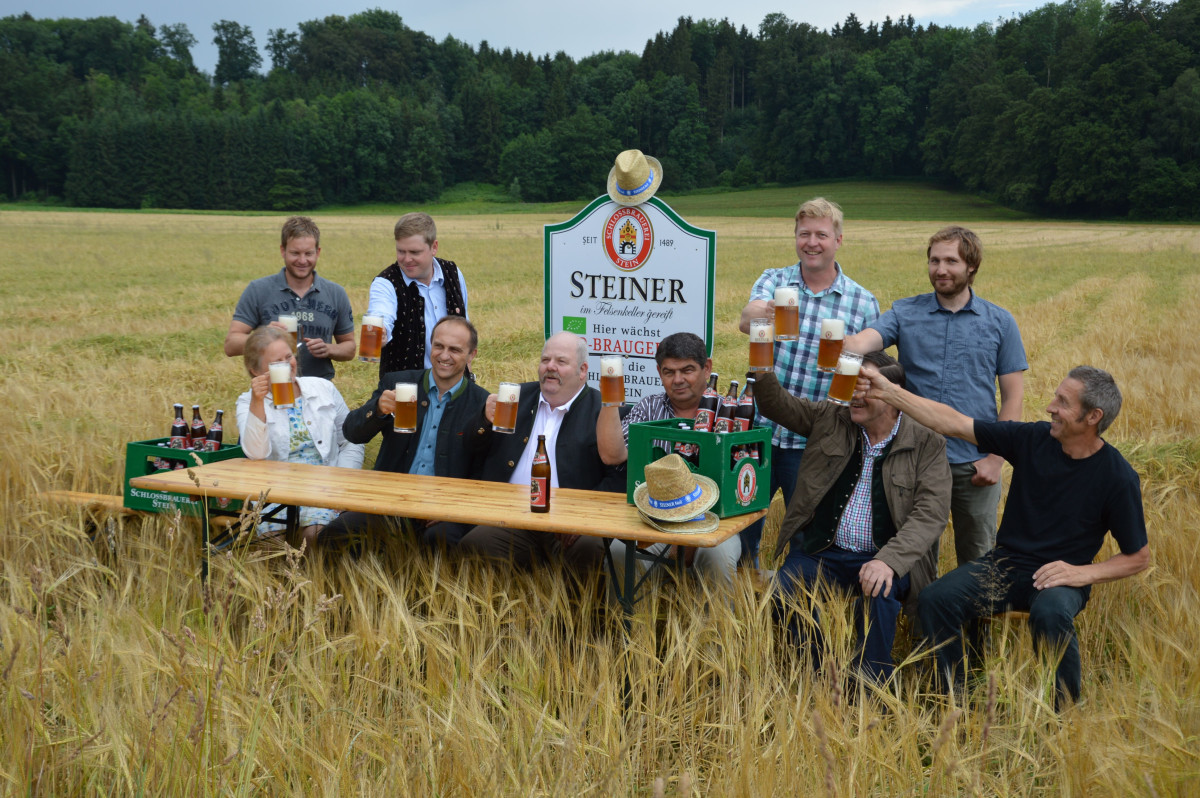 BierverkostungChristian Eder, Vertriebsleiter der Brauerei Stein; Andreas Remmelberger Junior, Biolandwirt; Markus Milkreiter, Braumeister; Andreas Maier, Biolandwirt, Tittmoning; Vordere Reihe von links nach rechts: Marlene Berger-Stöckl, Projektmanageri