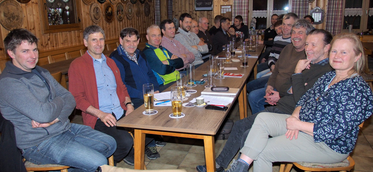 Referenten und Teilnehmer am Stammtisch „Regionales Eiweiß“ in Ledern;  von links: Benedikt Bauer, Franz Huber, Andreas Remmelberger, Anderl Seehuber; von rechts: Marlene Berger-Stöckl., Georg Linner, Hans Steiner.