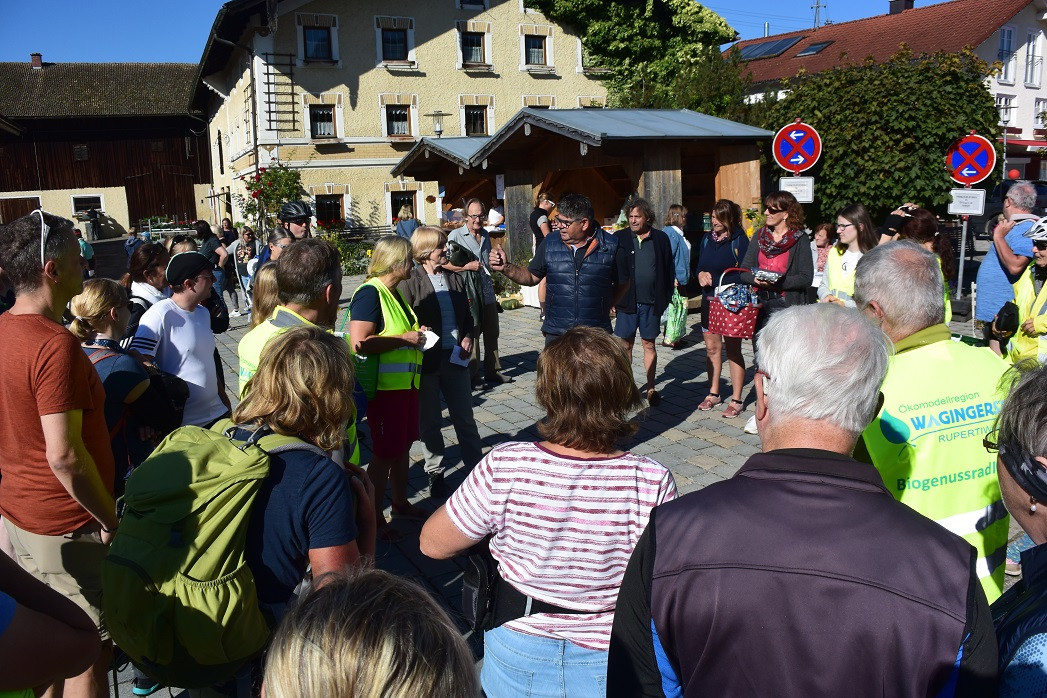 Auf dem Marktplatz von Fridolfing 2021 konnten die Teilnehmer Bio-Ziegenkäse vom Attlhof probieren und sich von den Produkten des Bio-Gemüsebauern Markus Hager überzeugen.