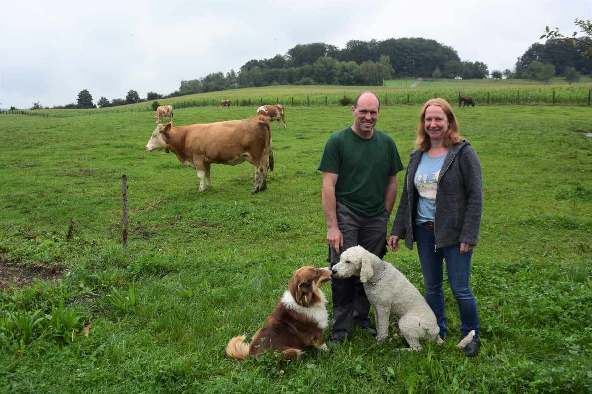 Matthias und Rosi Winkler auf ihrem Biobetrieb in Ollerding mit den Hunden Hannerl und Ringo.