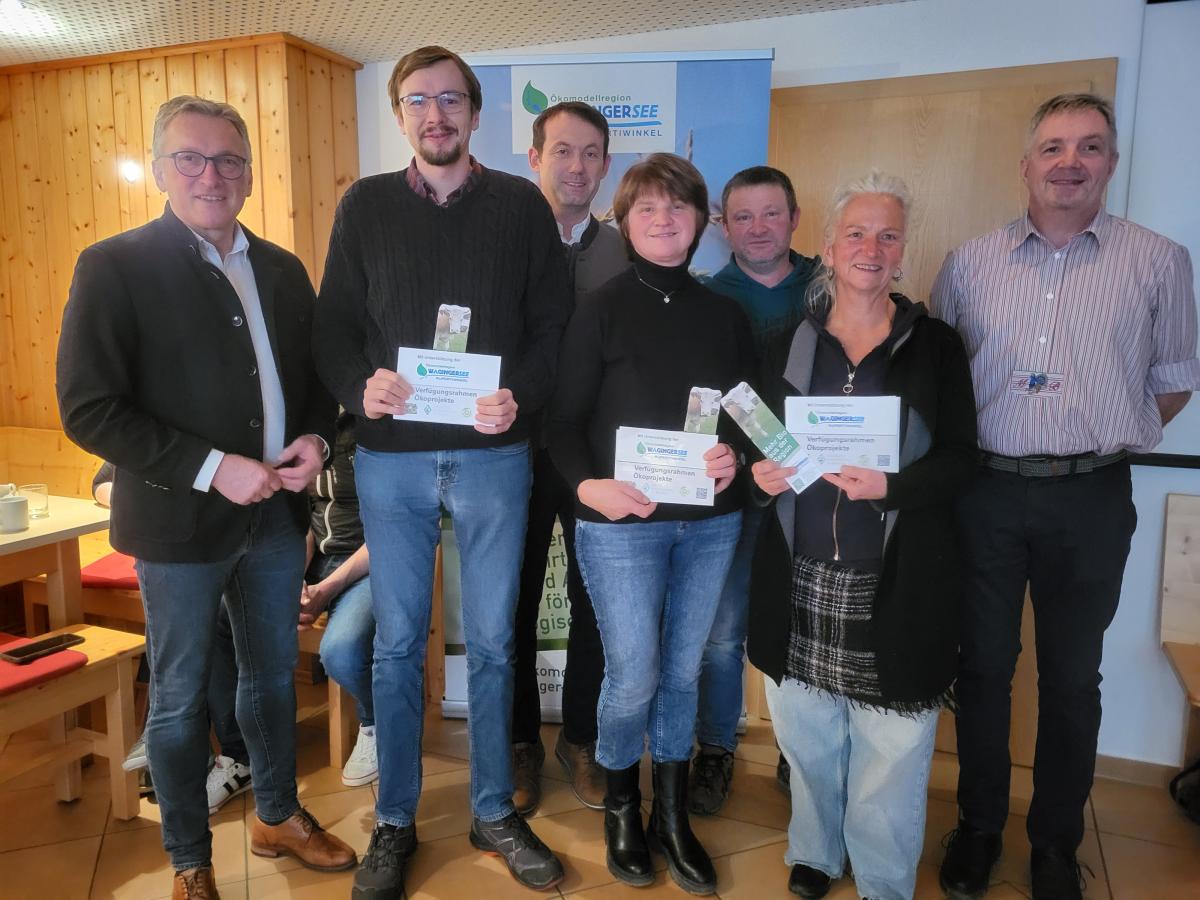 Die in den Bereichen „Biokartoffeln, Biogemüse“ sowie „Biogetreide“ geförderten Produzenten mit den Bürgermeistern ihrer Heimatgemeinden. (v.l.n.r.): Bürgermeister Andreas Bratzdrum, Benedikt Weis, Bürgermeister Andreas Buchwinkler, Christine und Bernhard Rehrl, Kristine Rühl, Bürgermeister Matthias Baderhuber