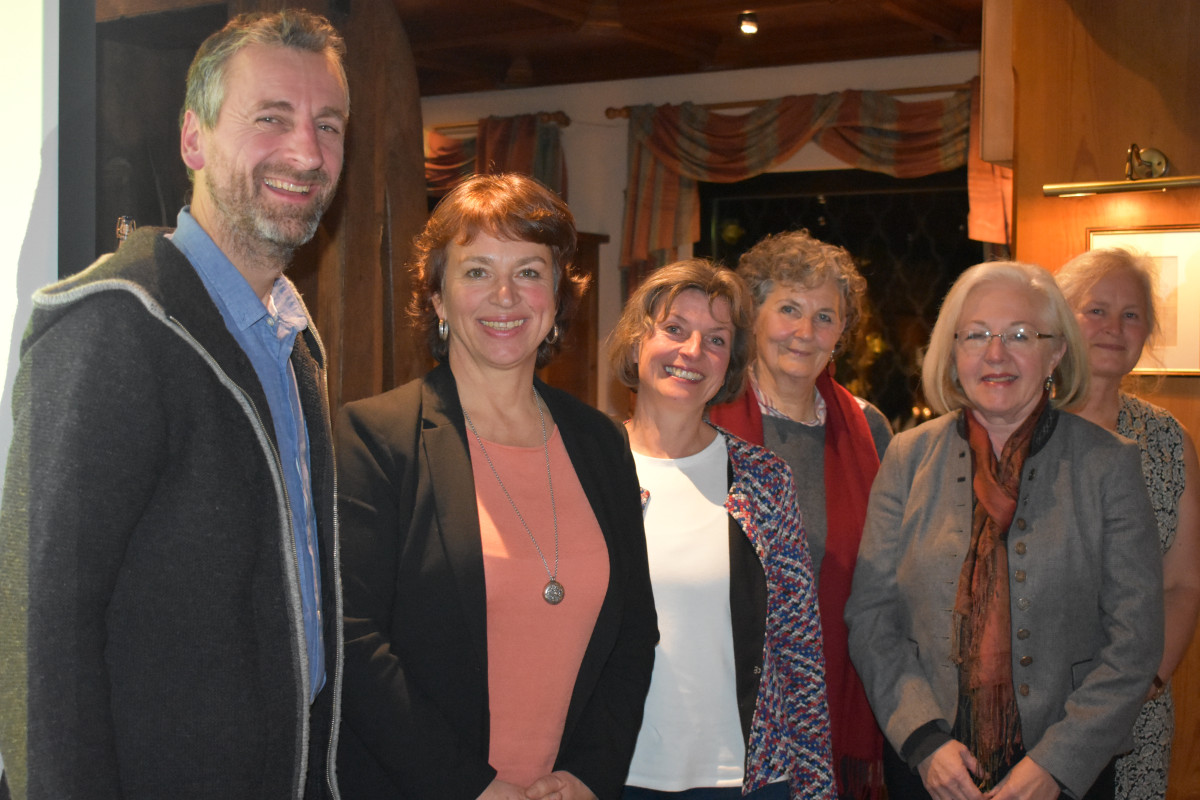 Die Initiatoren des Ernährungsrats bei der letzten Vollversammlung vor den Ausgangsbeschränkungen (von links): Thomas Stadler, Gisela Sengl, Beate Rutkowski, Bärbel Forster, Helga Geistanger und Marlene Berger-Stöckl.