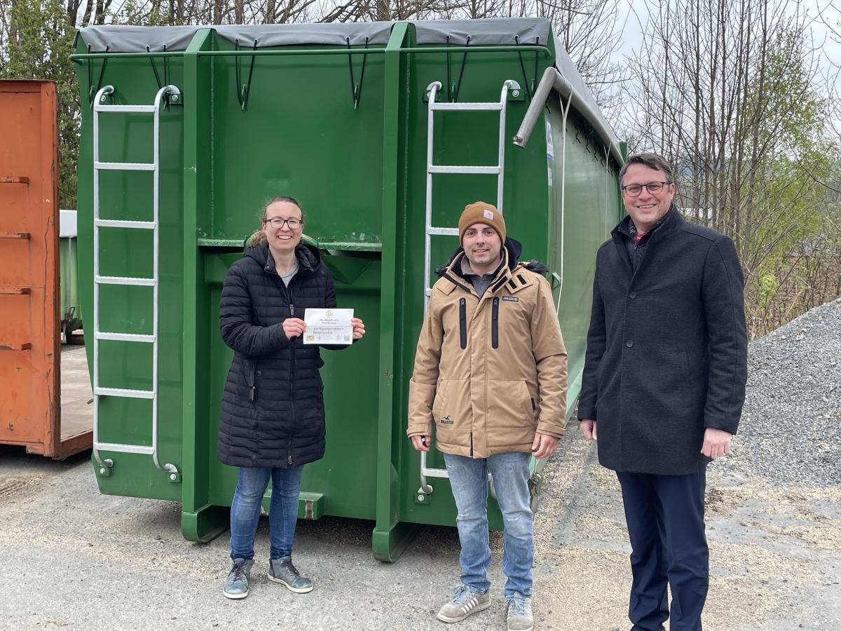 3 Personen vor einem Tranportcontainer