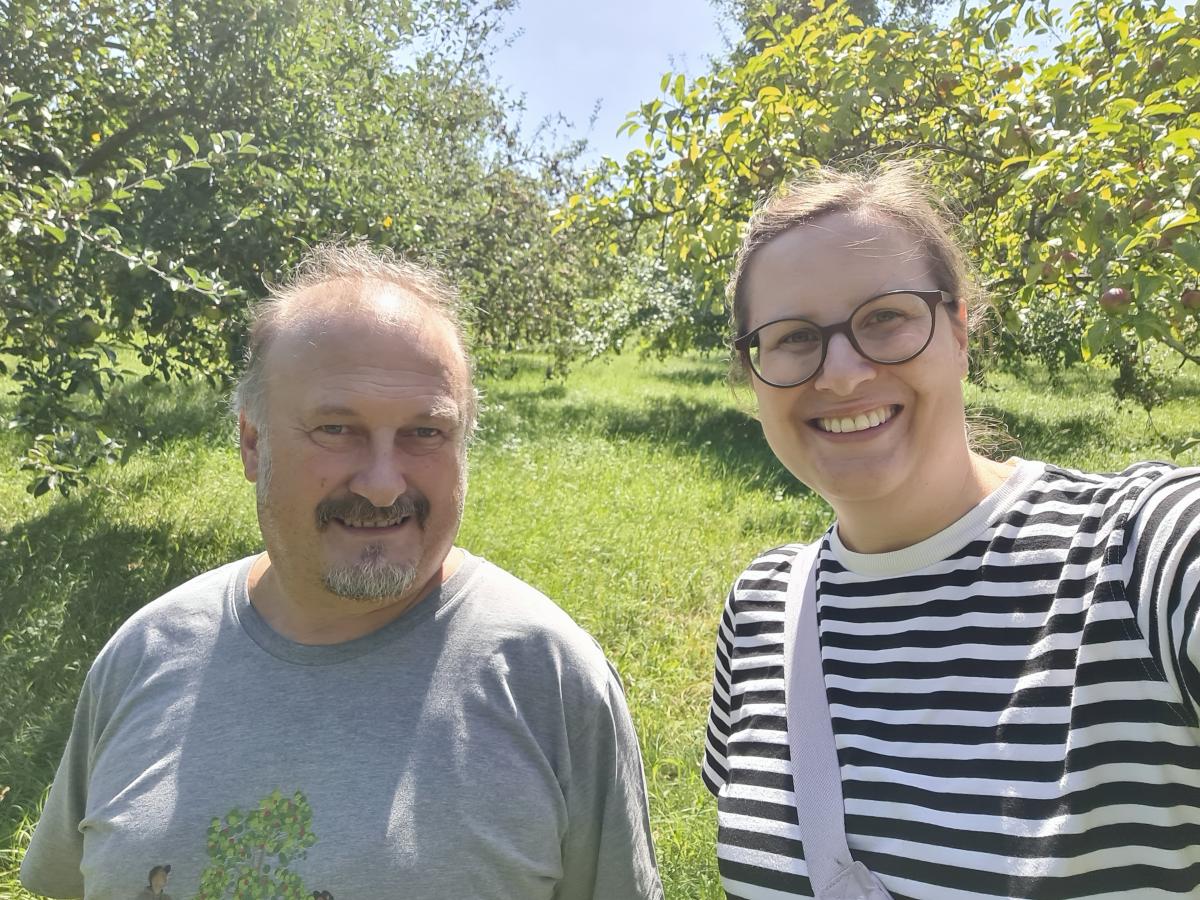 Jürgen Pompe und Veronika Stanglmayr in einer Streuobstwiese mit reifen Apfelbäumen