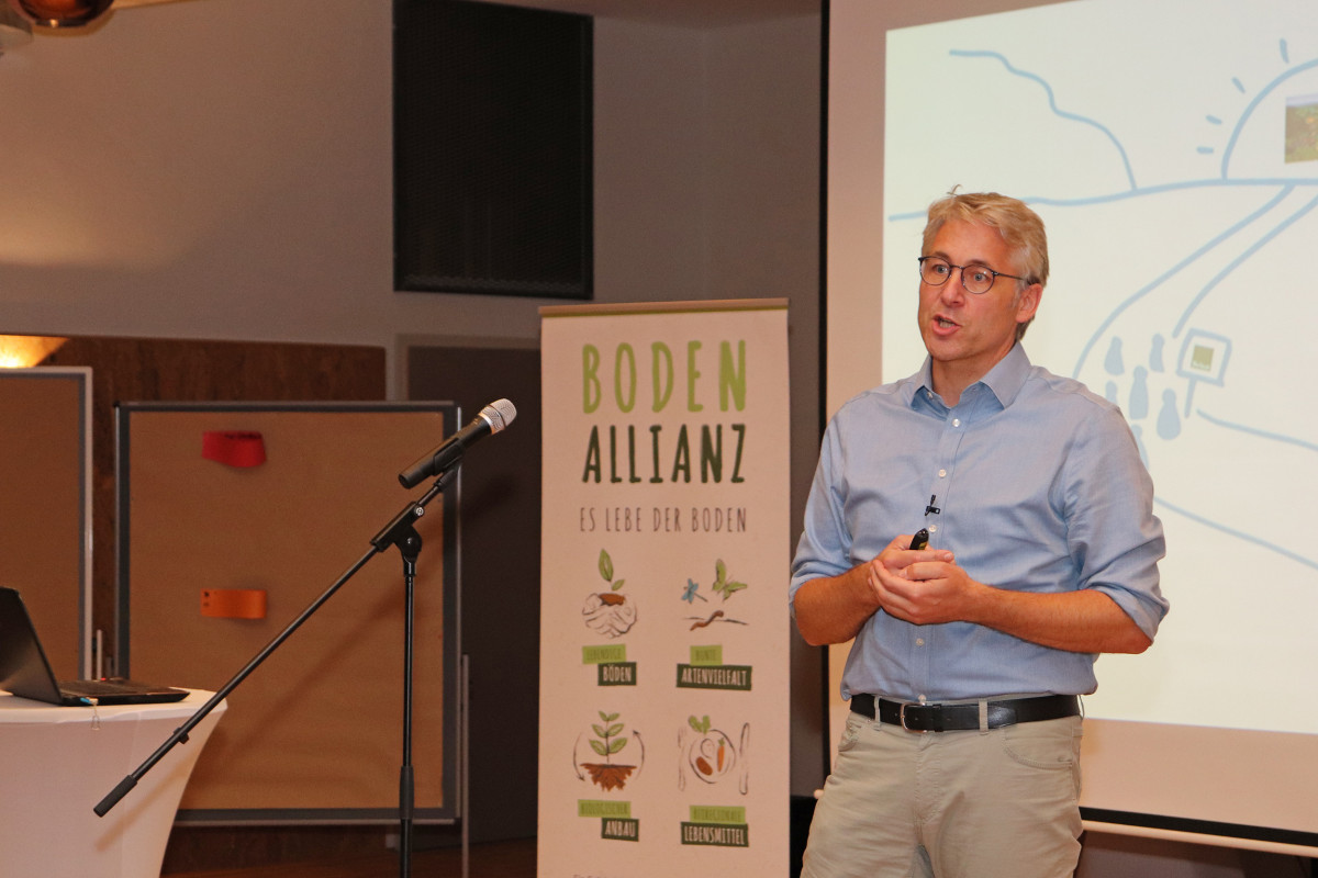 Jan Plagge, Präsident von Bioland und IFOAM Europe referiert