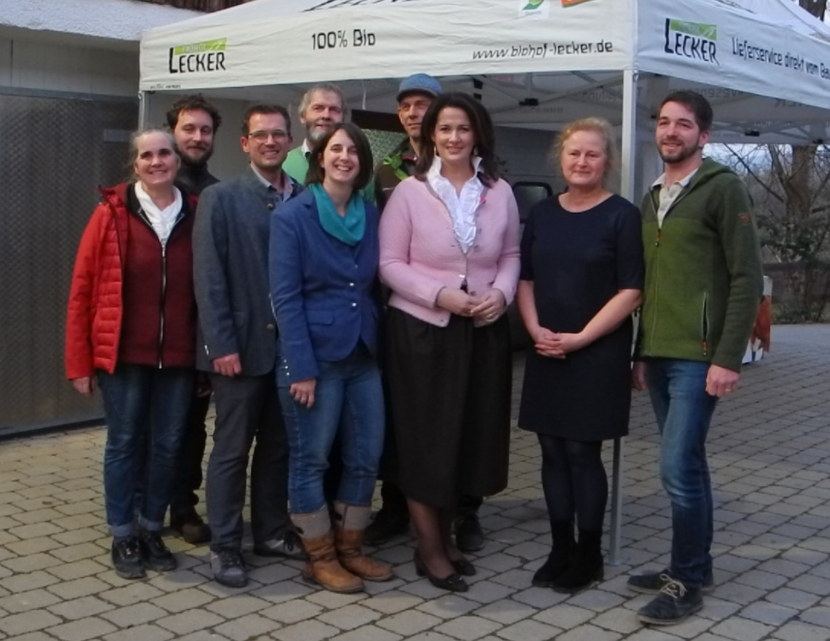 Zufrieden mit der großen Resonanz: Hinten von links: Mauritz Volkmer (Braukuchl), Andreas Huber (Biogemüsebauer), Hans Spitzauer (Biogemüsebauer), vorne von links: Hedwig Huber (Biogemüsebäuerin), Hans und Christine Lecker (Gastgeber), Marlene Berger-Stöc