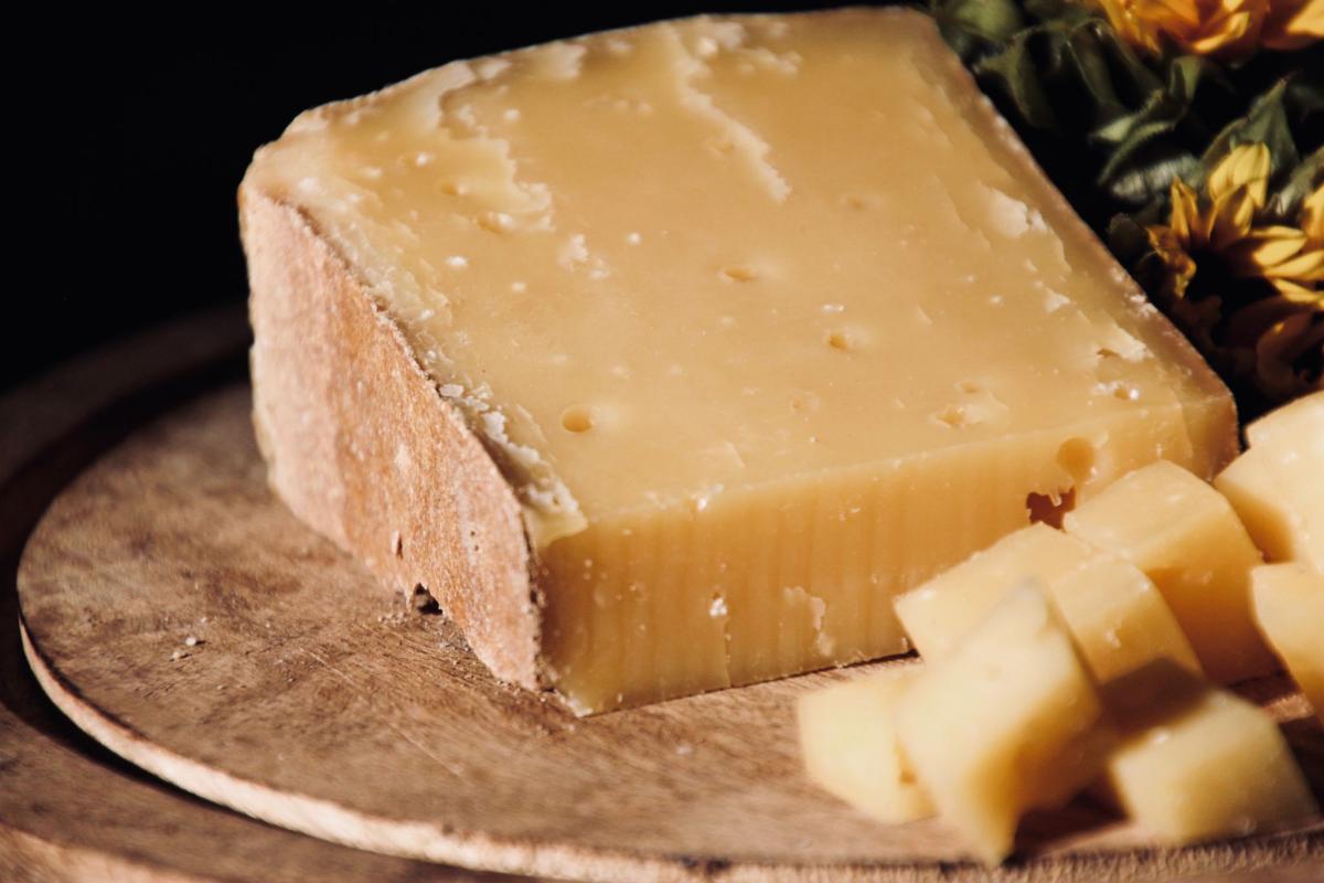 Das Foto zeigt ein Stück Käse.