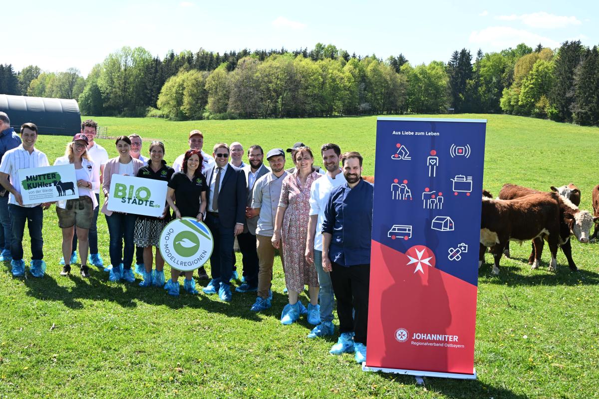 Gruppenfoto bei der Einweihung der Wertschöpfungskette mit allen Akteuren auf dem Bio-Hof der Familie Ebenbeck in Dürnstetten