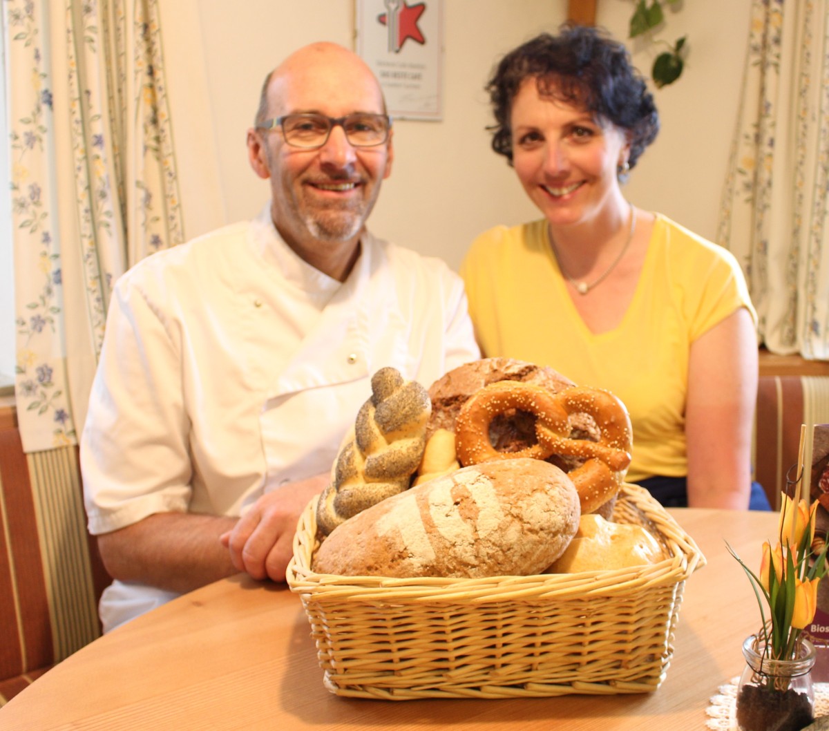 Freuen sich über das Jubiläum ihrer Surheimer Biobäckerei, an dem auch zahlreiche Bürger ihren Anteil haben: Michael und Barbara Wahlich