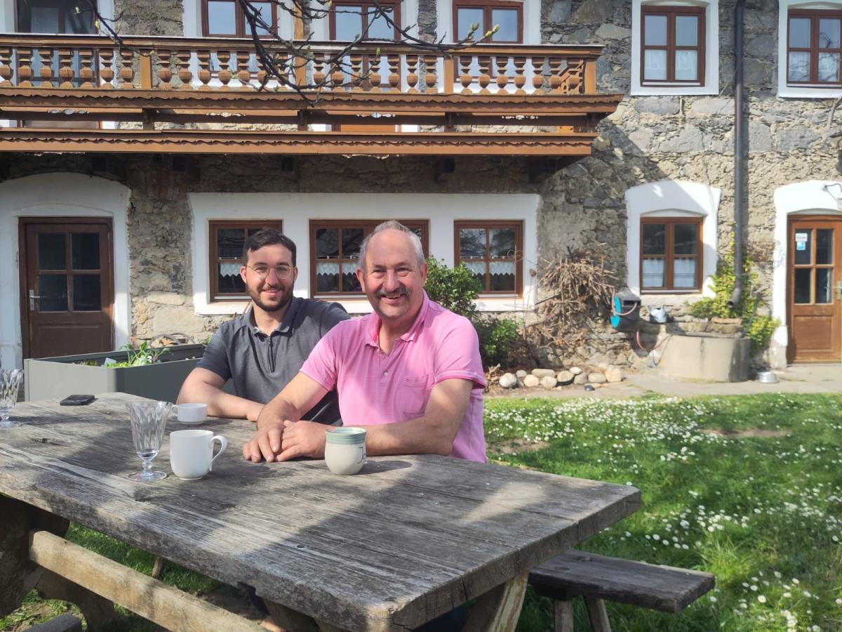 Sohn und Vater auf einer Bank im Garten