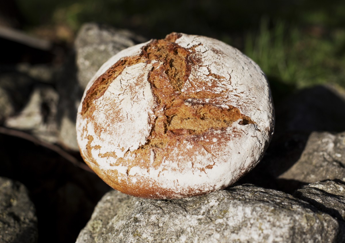 Auf dem Bild sieht man einen Laib Brot auf Steinen liegend