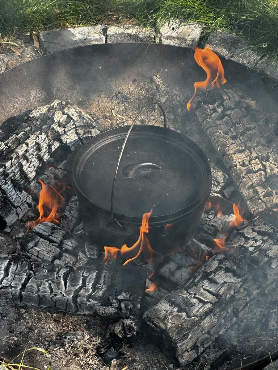 Ein Kochtopf im Lagerfeuer