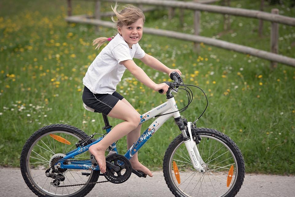 Kind auf einem Fahrrad