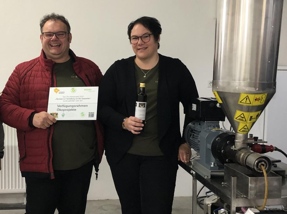 Reinhard und Sandra Igl vom Stetterhof produzieren Bio-Speiseöle aus Mariendistel, Färberdistel, Leindotter und Senf.