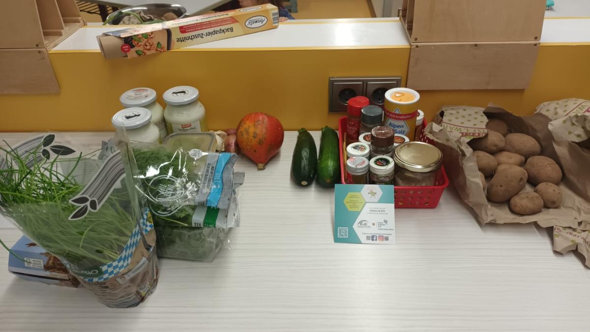 Verschiedene Lebensmittel liegen nebeneinander auf einem Tisch.