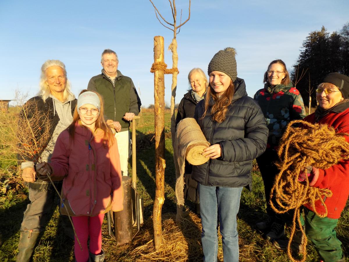 Auch die Ökomodellregion Waginger See-Rupertiwinkel beteiligt sich bei ihrem Besuch in Tettenberg an der abschließenden Pflanzaktion. Unser Bild zeigt (von links): Kristine Rühl, Lotte Lang, Bürgermeister Matthias Baderhuber, ÖMR-Managerin Marlene Berger-Stöckl, Sara Lang, Bürgermeisterin Stefanie Lang und die Ernteteilerin Uschi Danzl, die regelmäßig bei den vielfältigen Arbeiten hilft, die beim Anbau von Gemüse und Früchten anfallen.