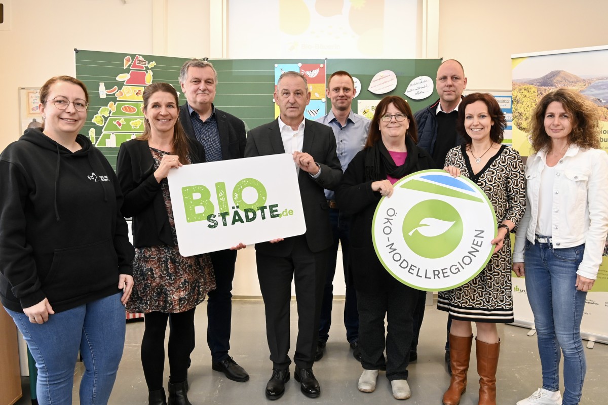 Gruppenfoto aller Beteiligten beim Pressetermin an der Grundschule Lappersdorf