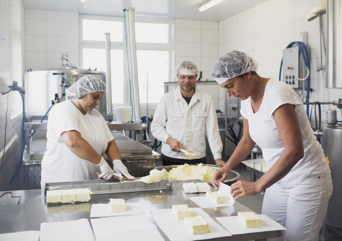 Lebensmittelverarbeitung am eigenen Hof. Butterherstellung in einer Hofkäserei