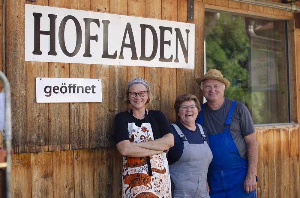 Menschen vor Hofladen