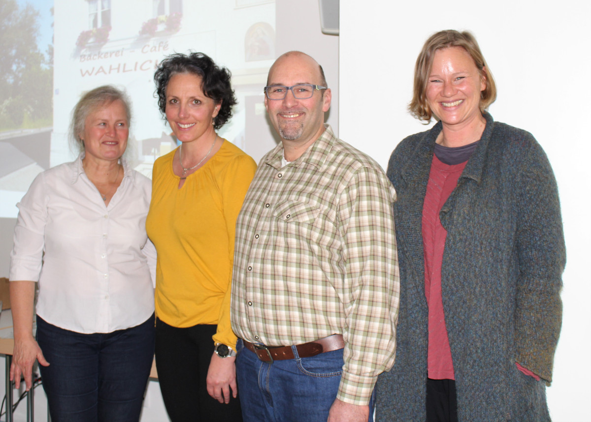 Stellten „Genussrechte“ als neue Beteiligungsform vor: Marlene Berger-Stöckl (Ökomodellregion Waginger See – Rupertiwinke), Barbara und Michael Wahlich von der gleichnamigen Bäckerei in Surheim, Petra Wähning (Beraterin für ländliche Entwicklung).