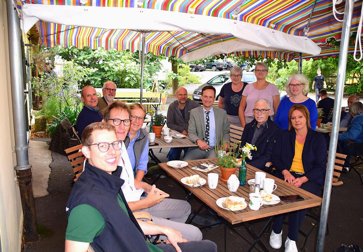 Menschen an einem Tisch