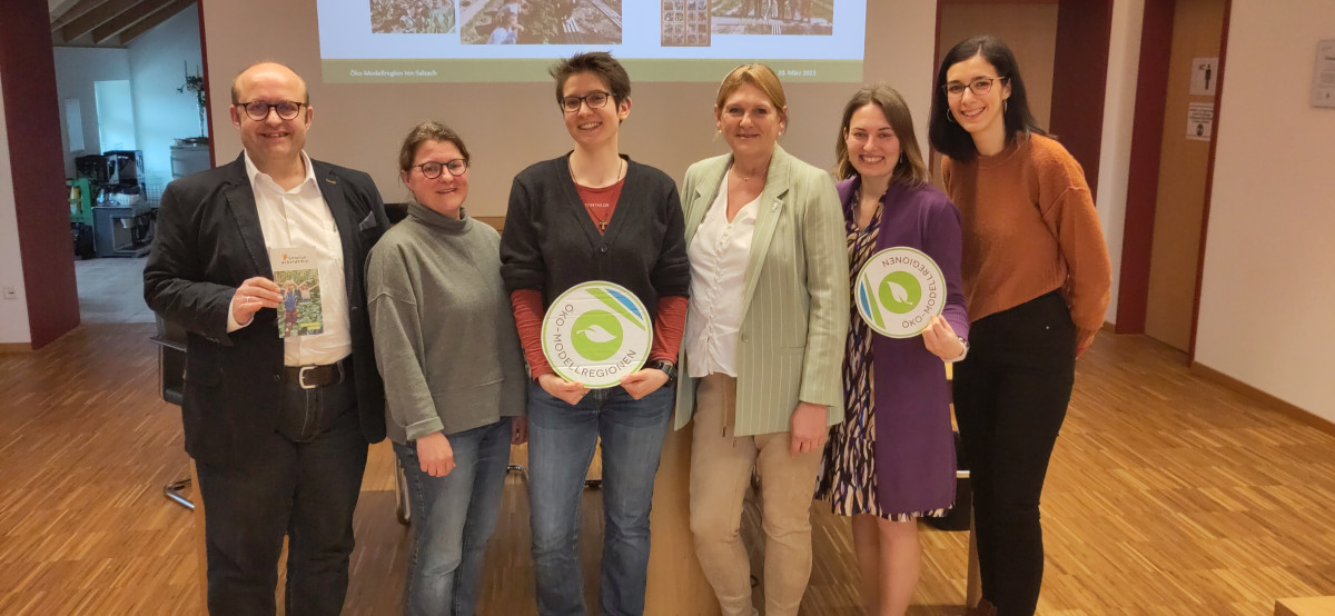 Gruppenfoto Dieter Trost (AOK), Sabine Birneder (Grundschule Haiming), Natascha Hendel (ÖMR), Angelika Gerschewskie und Barbara Mooser (Grundschule Teising) und Amira Zaghdoudi (ÖMR)