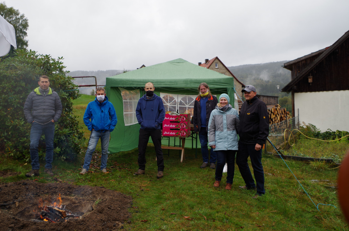 Gute Laune beim Outdoor-Kochkurs trotz schlechtem Wetter