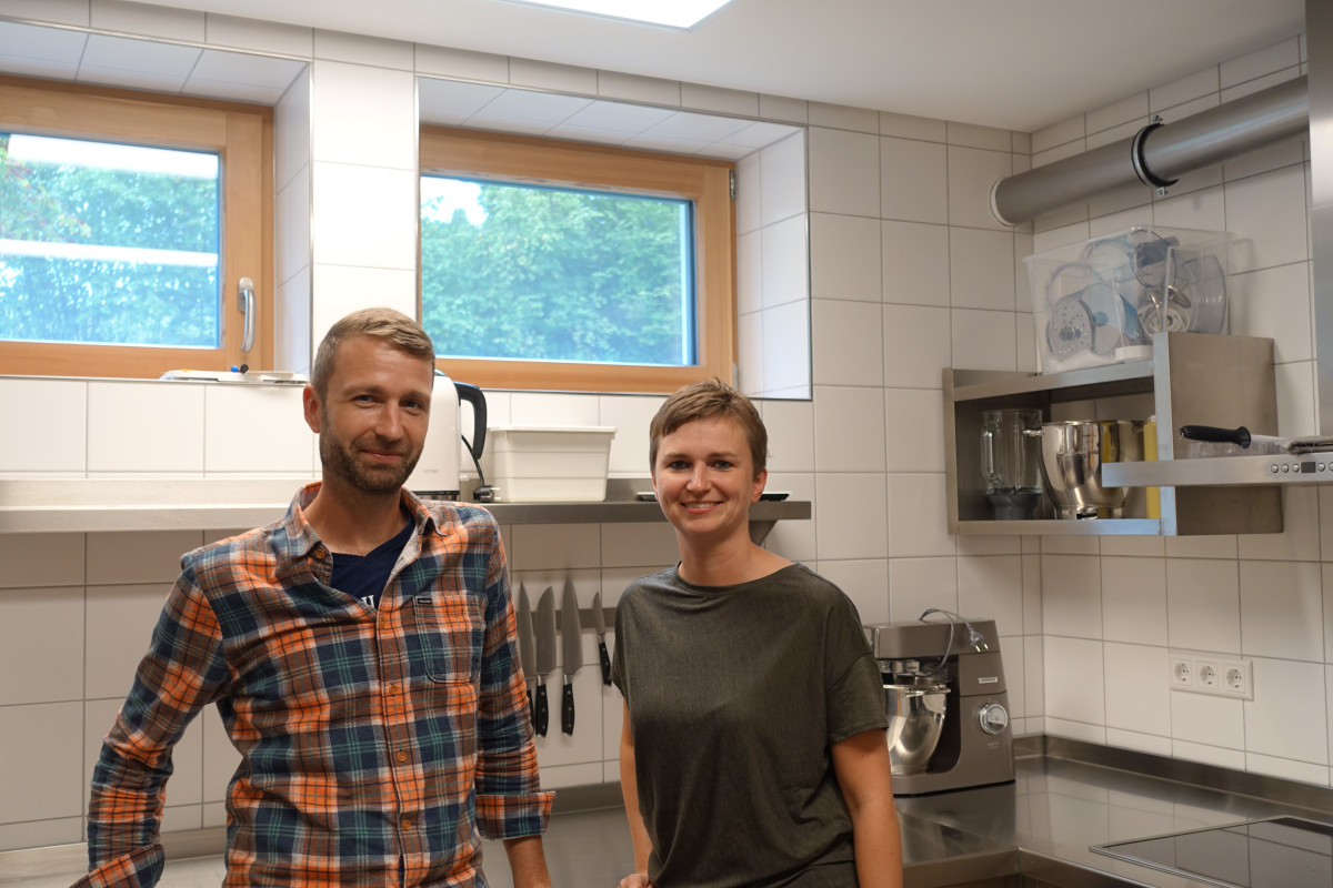 BioRegio-Coach Michael Müller und Küchenleiterin Doreen Maar in der neuen Küche des Kindergartens St. Bartholomäus Greßthal