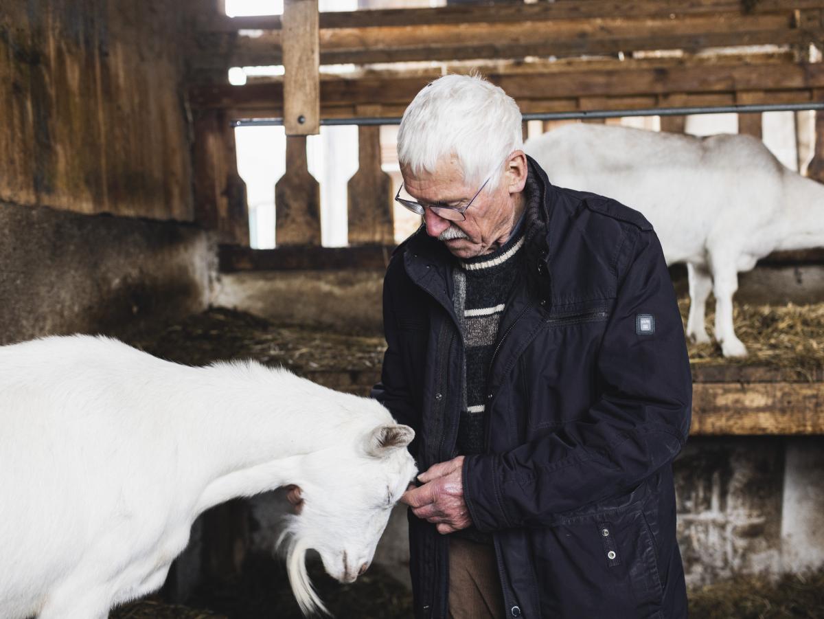 Hans Frisch aus Töfenreut bei Weibhausen mit einer Milchziege