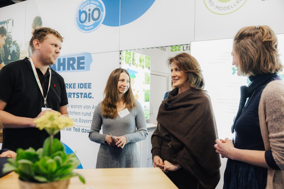 vier Personen im Gespräch