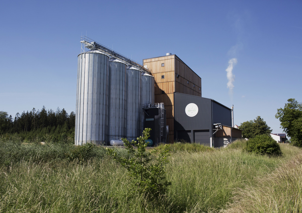 Seit Sommer 2021 ist das Bio-Getreidelager nahe Harenzhofen in Betrieb und bietet den Biolandwirten im Umkreis hochtechnisierte Lagerplätze für Bio-Druschfrüchte.