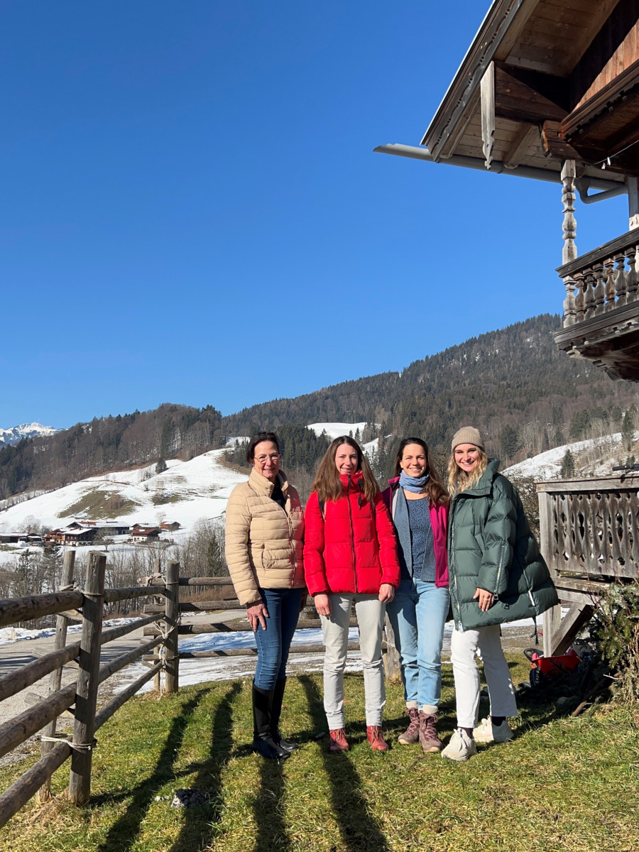 Vier Frauen vor Bergkulisse