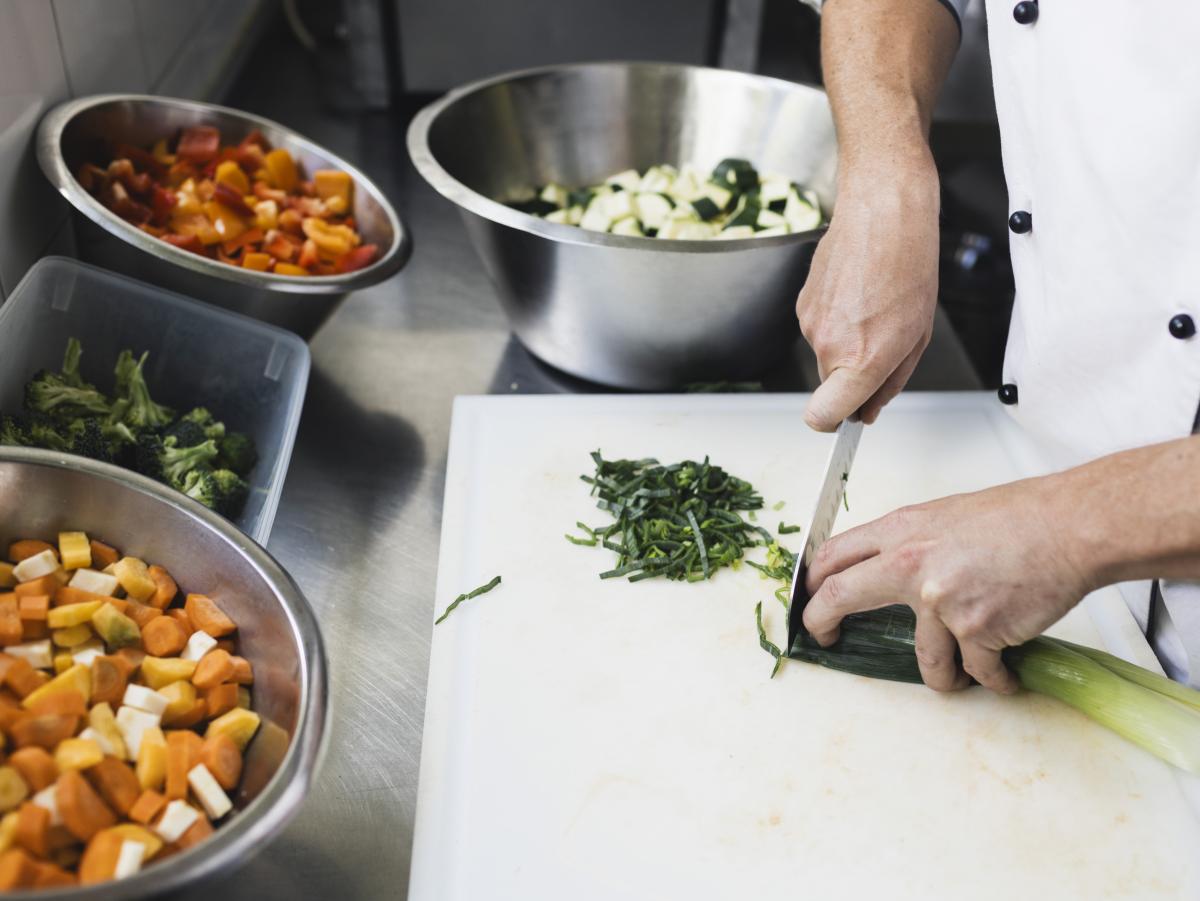 Koch schneidet Gemüse