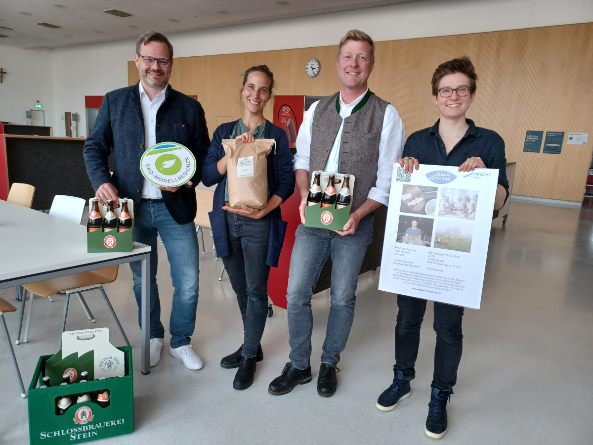 Christian Wieser (InfraServ) und seine Lieferanten Julia Reimann (Chiemgaukorn), Markus Milkreiter (Schlossbrauerei Stein) mit Natascha Hendel von der Öko-Modellregion Inn-Salzach