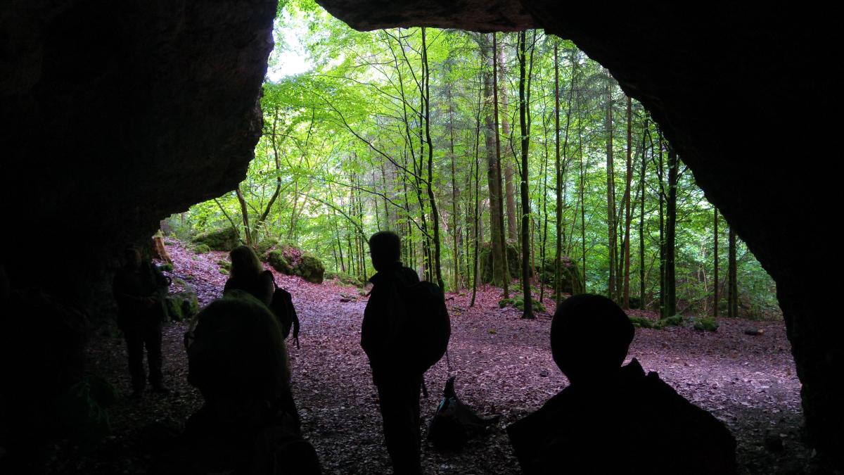 Höhle mit Blick in den Wald, Menschen im Vordergrund