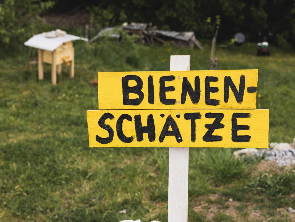 Holzschild mit der Aufschrift Bienenschätze