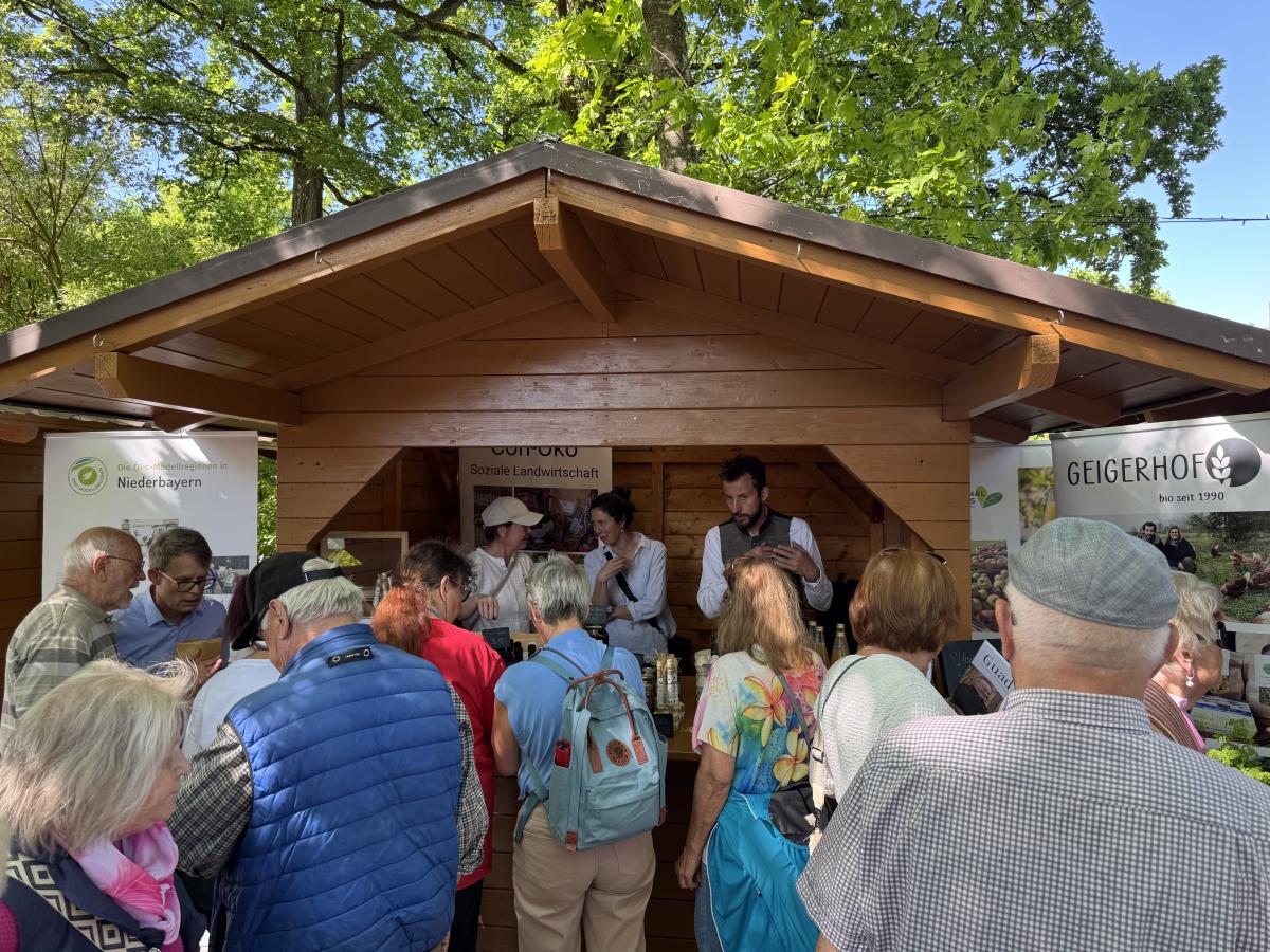Menschen stehen vor Hütte