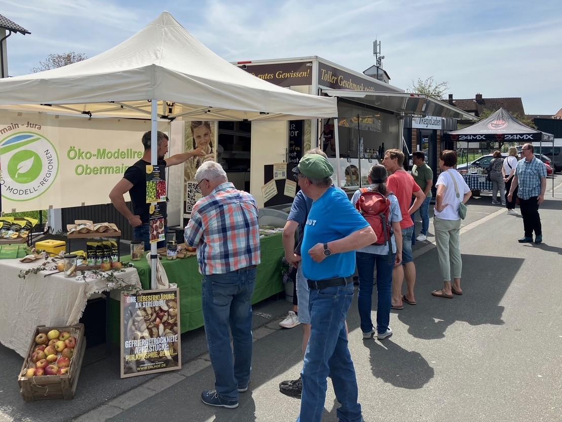 Besucher informieren sich zu Regionalprodukten