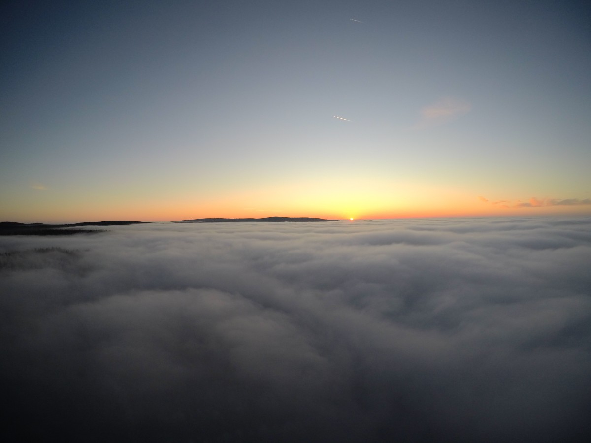 Sonne geht über den Wolken am Horizont auf