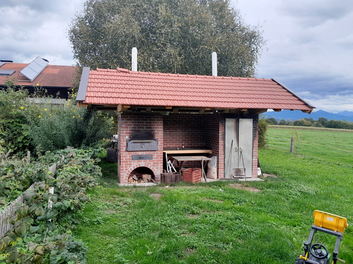 Ein Holzofen samt Räucherkamin, eines der geförderten Kleinprojekte aus dem Jahr 2022 von Hans Heinz.