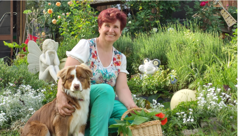 Irina Kuttenreich in ihrem Kräutergarten