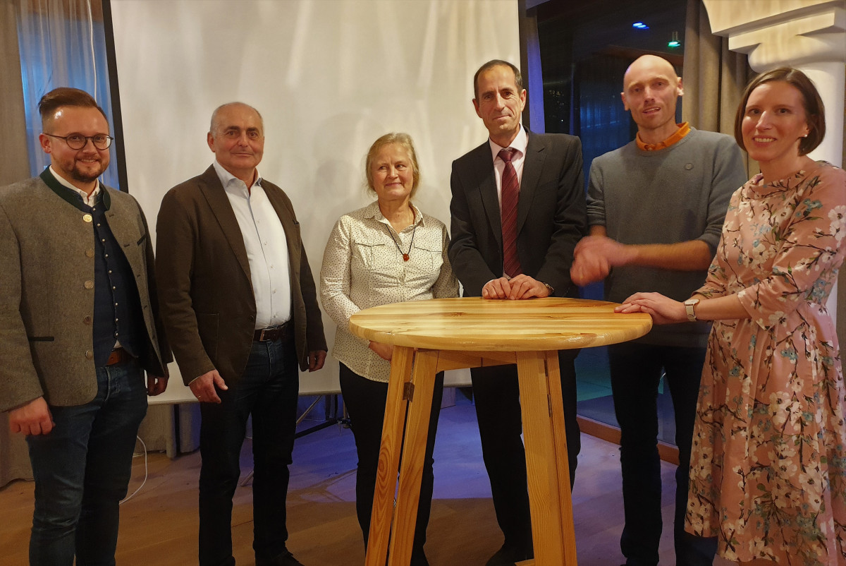 Kreisfachberater Markus Breier (von links), Planer Wolfgang Schuardt, Organisatorin Marlene Berger-Stöckl, Wolfgang Wintzer vom Ministerium, Bernhard Hoiß von der Akademie für Naturschutz Laufen und Moderatorin Stefanie Lang.