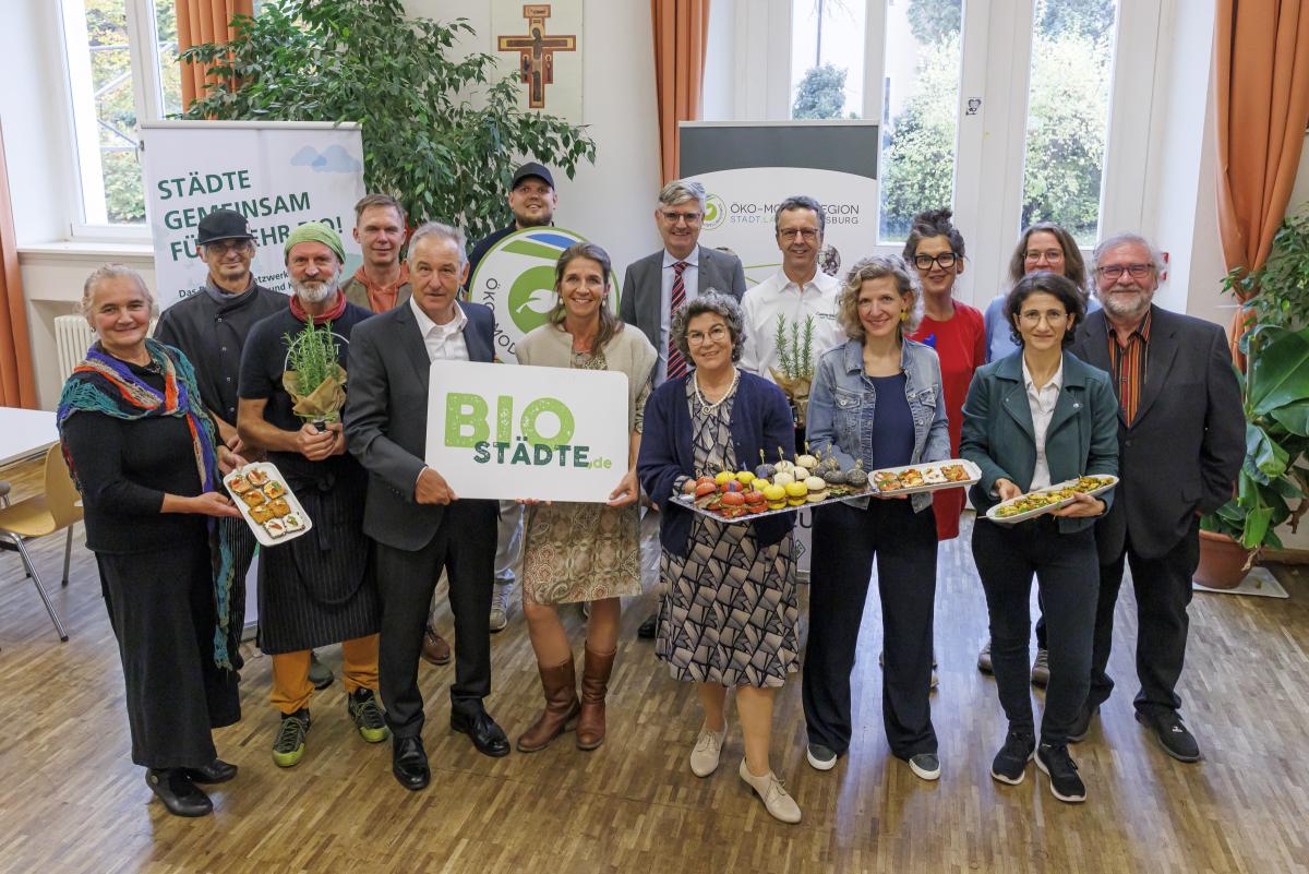 Feierlichkeit zum Erhalt der Bio-Zertifikate mit allen Beteiligten