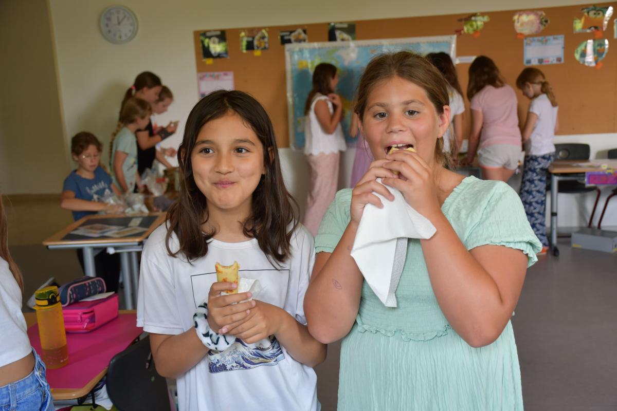 2 Mädchen essen Pfannkuchen