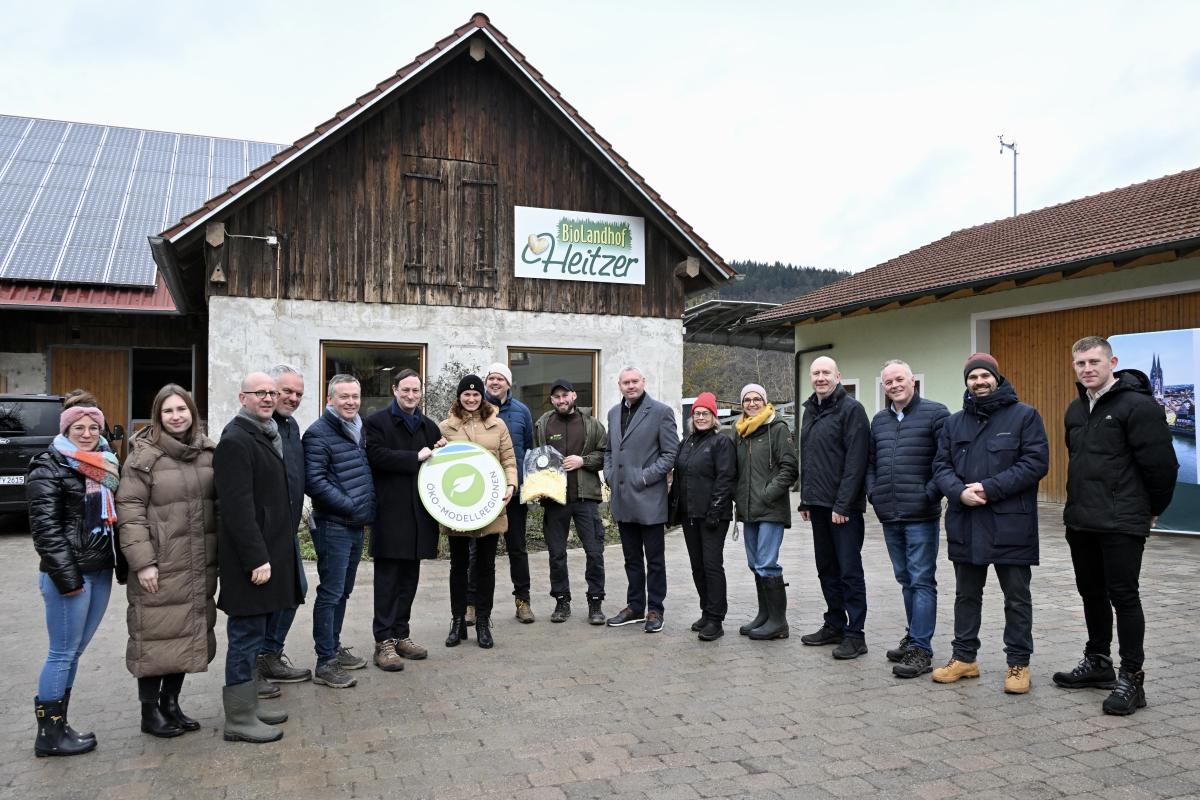 Besuch der Delegation auf dem Biolandhof Heitzer