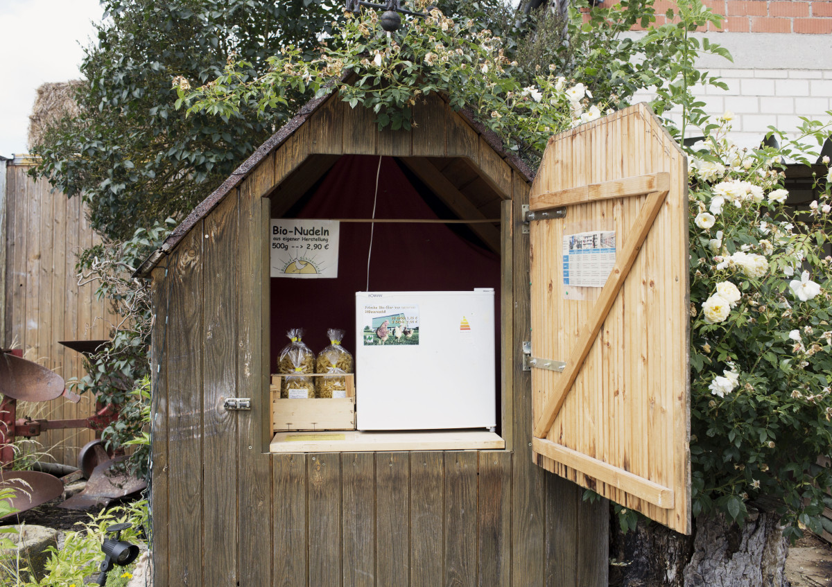 Der Biohof Schleerieth in der Öko-Modellregion Oberes Werntal betreibt einen kleinen Verkaufsstand für Eier und Nudeln