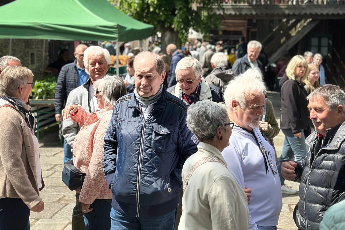 Besucher schlendern durch das historische Ambiente des Gasthauses Mühlhiasl