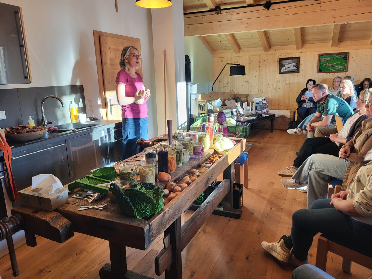 Sibylle Hunger erklärte mit spürbarer Leidenschaft die verschiedenen Prozesse der Fermentation