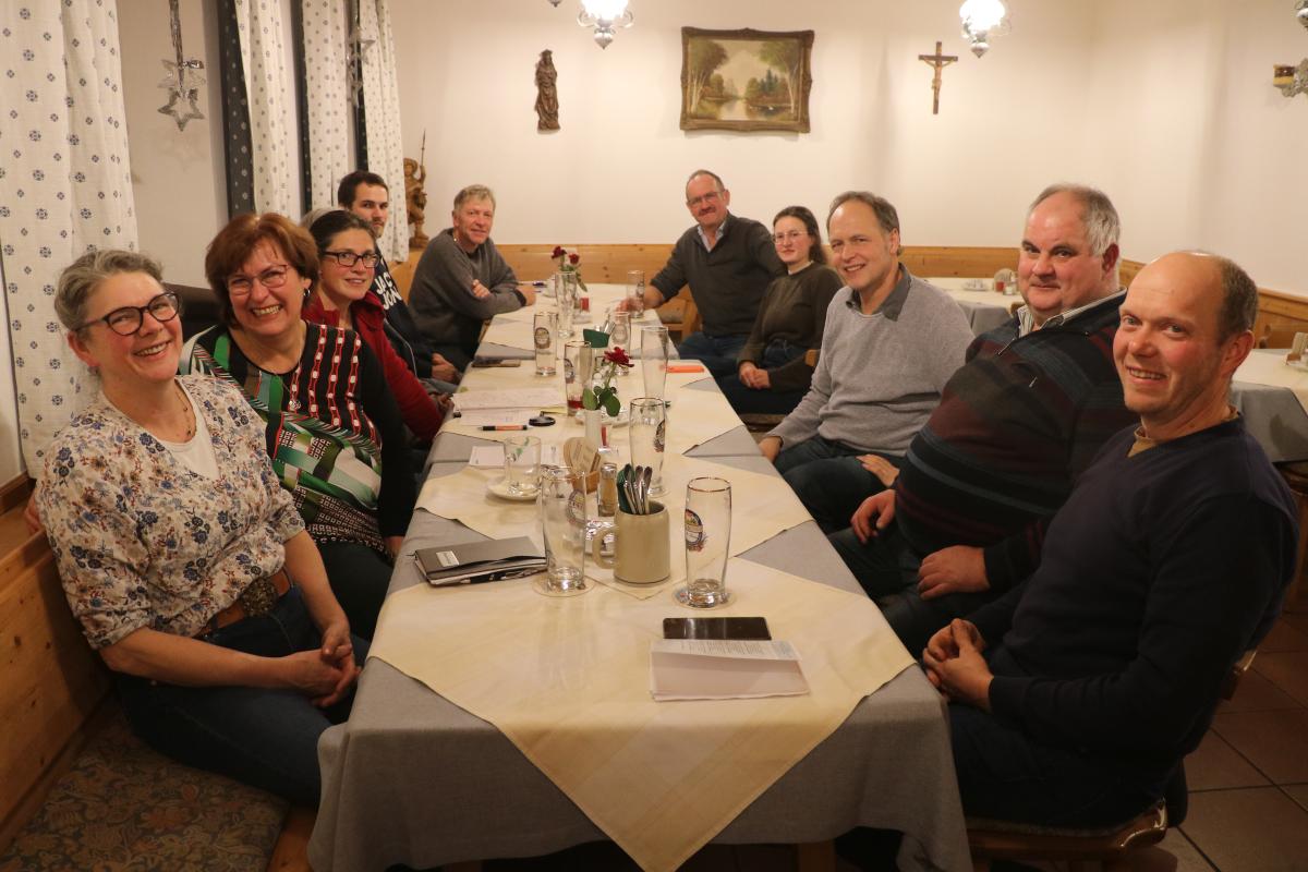 Rinderbauern der Öko-Modellregion sitzen zusammen